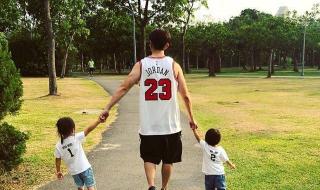 (他们在玩跷跷板）的英文怎么写 跷跷板英文