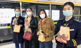 郑州地铁口摆满鲜花